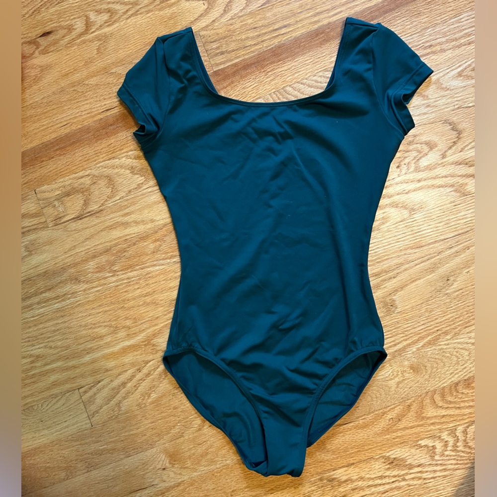 Women’s size medium forest green Leo. Tag cut out and like new condition.